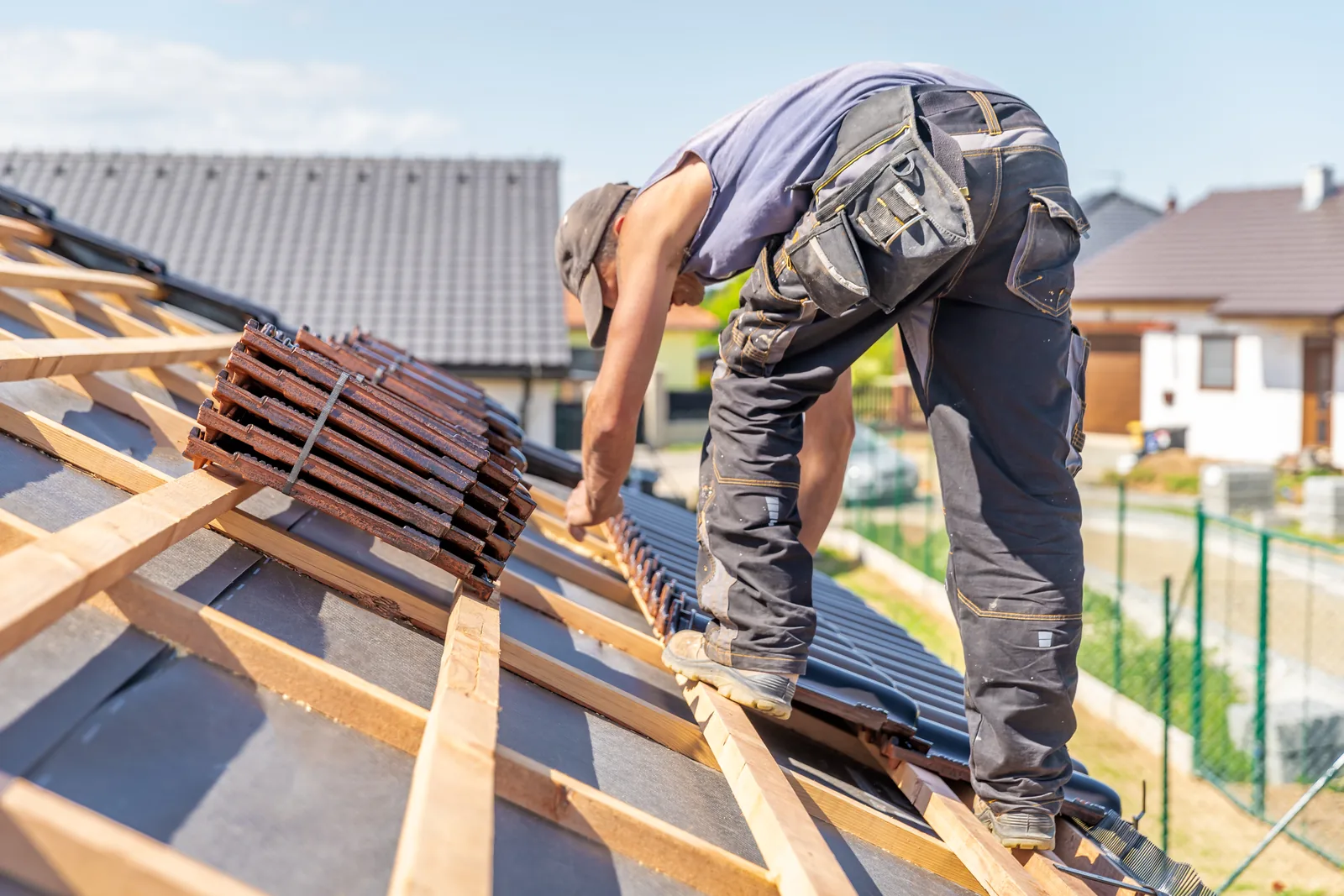 Dachdecker bei der Arbeit auf einem Dach