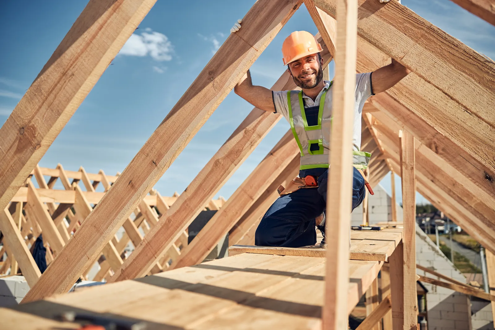 Dachdecker bei der Arbeit auf einem Dach