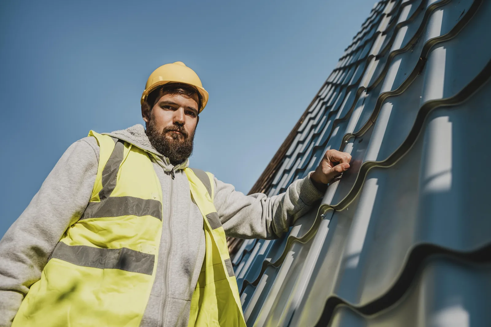 Dachdecker bei der Arbeit auf einem Dach