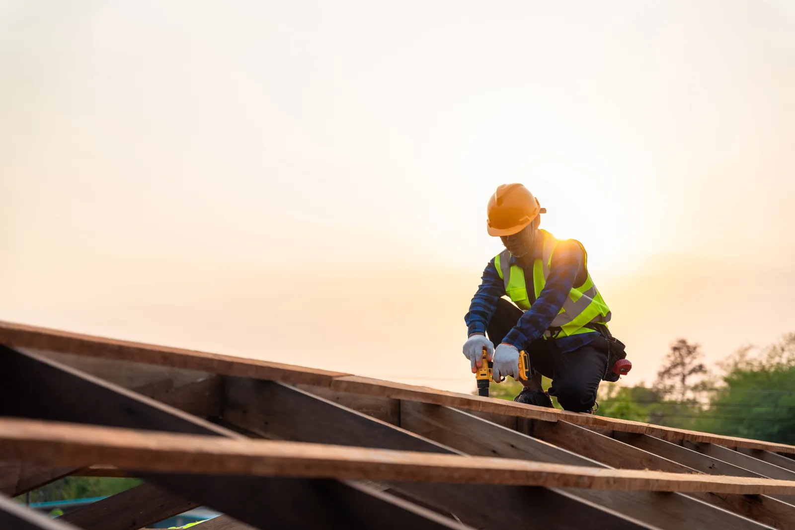 Dachdecker bei der Arbeit auf einem Dach
